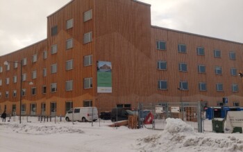 Kv: Norrsken Bangårdsgatan Östersund<br>
Här har vi levererat och monterat inglasning av balkonger med metallramar och ramlösa.