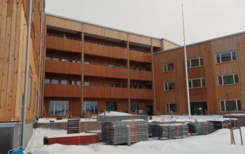Kv: Norrsken Bangårdsgatan Östersund<br>
Här har vi levererat och monterat inglasning av balkonger med metallramar och ramlösa.