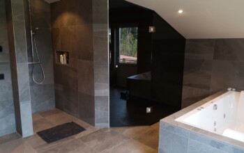 Special inredd bastu med 10 mm härdat grått glas med blank slipade kanter och
hög blankkromade gångjärn och handtag , naturligtvis så är det en bedårande utsikt från bastu.