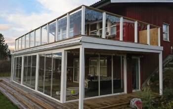 Inglasning av uteplats med 4 mm härdat glas samt glasräcke med 8,76 mm
lamellglas. Skjutlucksprofiler från Alumistr samt glas från Mittglas.