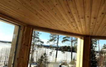 SVT Husdrömmar 23/3-20
<br>
Här har vi haft nöjet att hjälpa Sven Wadman med förstklassiga aluminiumpartier från Schüco , system ASS 70 FD vikväggar som har glasats med 3-glas isolerrutor som har ett uv-värde på 0,6,, allt för en låg energi förbrukning
<br>
Fönsterna i vingården har även försetts med komfortmotorer för att det skall bli bra ventilation i rummet