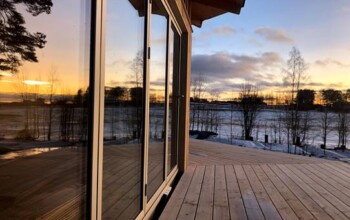 SVT Husdrömmar 23/3-20
<br>
Här har vi haft nöjet att hjälpa Sven Wadman med förstklassiga aluminiumpartier från Schüco , system ASS 70 FD vikväggar som har glasats med 3-glas isolerrutor som har ett uv-värde på 0,6,, allt för en låg energi förbrukning
<br>
Fönsterna i vingården har även försetts med komfortmotorer för att det skall bli bra ventilation i rummet
