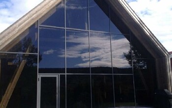 Konferens och kurslokal i Västjämtland SapaFront fasadsystem 4150 med 180 mm stomme lackerad i RAL 7015 samt gångdörr i 2074 system Glasen är D6-15 med 8 mm Parasol grå , 15 mm argongasfyllning , 6 mm float inv samt personsäkerhet uv-värde på glas 1,1