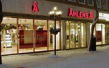 Isolerade fasadpartier i pulverlack med isolerglas i härdat, energi,argon-gasfyllda samt lamellglas för personsäkerhet. Entre till Åhlens är i rostfritt utförande med skjutdörrsautomatik.