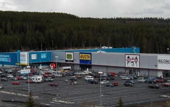 Lillänge startade till julen 2004. Det är Östersunds första köpcentrum av större mått. Här har vi fått förtroendet att försöka hålla "tjuvarna" borta. Smidesgaller i olika mönster är monterade på fasta fönster samt skyddsjalusier med eldrift i klass 2 och 3 på entrepartierna i resp butik. Våran matrl leverantör till detta obj är www.axalux.se