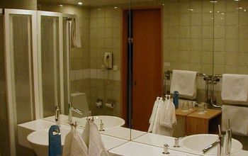 Till Radisson SAS Hotel har vi levererat och monterat spegelglas till 176 st badrum c:a 650 kvm.