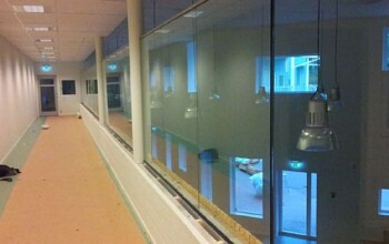 Borstade rostfria ”golv” & handledarprofiler som ljud och fallskydd med 18 mm lamellglas och blankslipade sidor