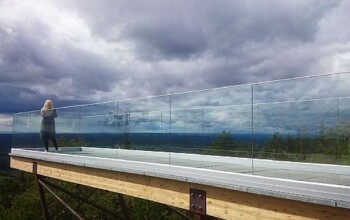 Skyline alu-system med 14 mm härdat/värmeförstärkt lamellglas.
Hoverbergets utsiktsplats 548 möh, Jämtland