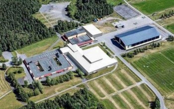 Storsjö skolan som nu byter namn till Odensala skolan Östersund!<br>
Hit har vi fått förtroendet att leverera och montera jalusier till matsalen
samt aluminium partier och glas till entreer och korridorsdörrar.