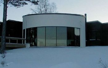 Stålkonstruktion med 100*60 mm VKR-rör samt inbyggda köldbryggor Glas: Dubbel isolerglas med energi och solskydd samt argongas fyllning.