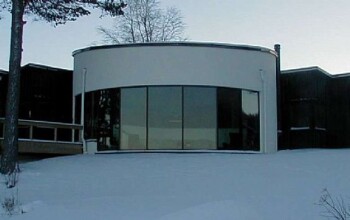 Stålkonstruktion med 100*60 mm VKR-rör samt inbyggda köldbryggor Glas: Dubbel isolerglas med energi och solskydd samt argongas fyllning.