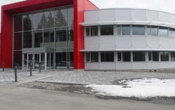 Nybyggnad av Wiprofabrik i Torvalla med fasadpartier och fönster samt dörrar från SapaFront. Isolerglas med energi och solskydd samt personsäkerhet. Solskyddsskärmar i aluminium har vi också levererat och monterat.