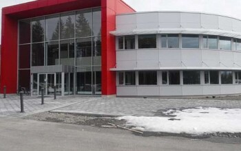 Nybyggnad av Wiprofabrik i Torvalla med fasadpartier och fönster samt dörrar från SapaFront. Isolerglas med energi och solskydd samt personsäkerhet. Solskyddsskärmar i aluminium har vi också levererat och monterat.